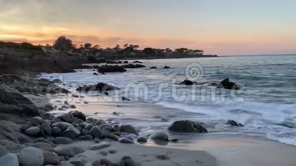 加州蒙特利的海滩场景视频的预览图