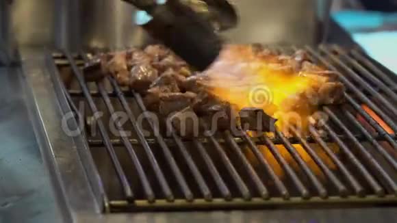 烧烤肉用火把烧猪肉块台湾台北亚洲夜市美食视频的预览图
