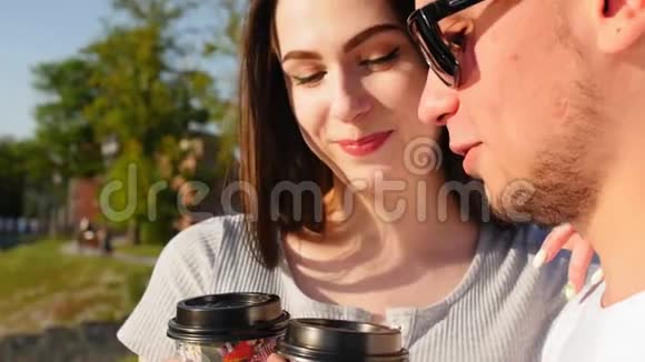 一对年轻快乐的夫妇喝咖啡的肖像一起快乐近距离射击视频的预览图