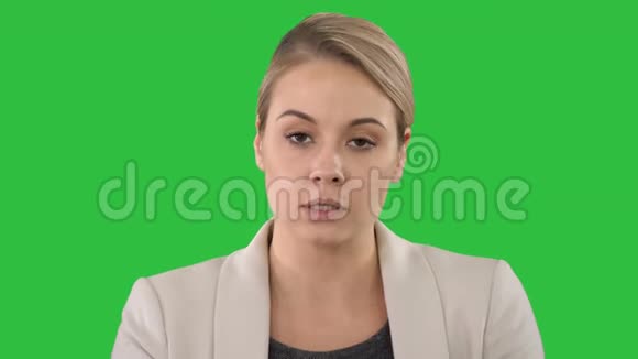 年轻女主播在绿色屏幕上宣布色度键视频的预览图