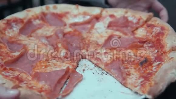 吃披萨的年轻女人视频的预览图