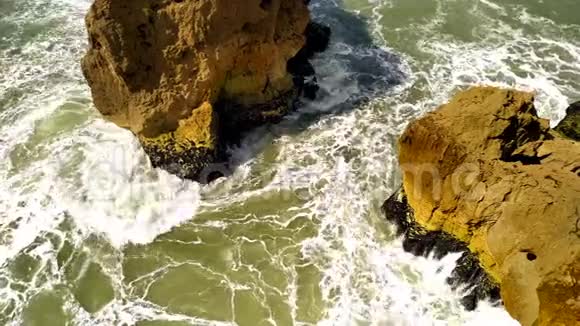 在葡萄牙拿撒勒镇海浪和海浪视频的预览图