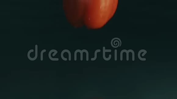红甜椒落于浅水水面慢动作红色射击视频的预览图