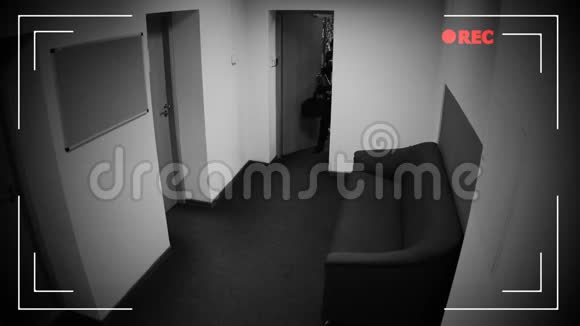 戴面具的小偷拿着钱逃跑用监控摄像头拍摄视频的预览图