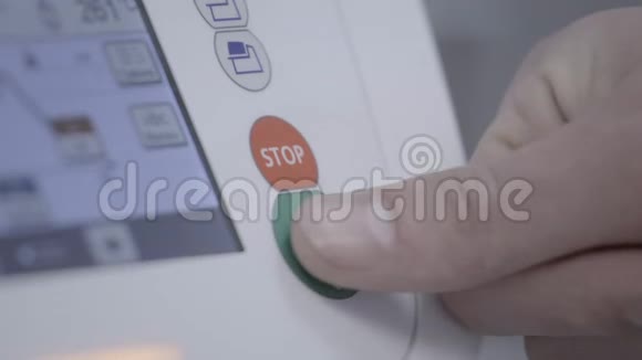 医生在医院的机器上按下启动按钮进行诊断测试视频的预览图