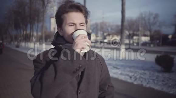 小男孩在冬天喝咖啡和感冒视频的预览图
