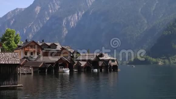 被阿尔卑斯山包围的奥地利采矿村视频的预览图