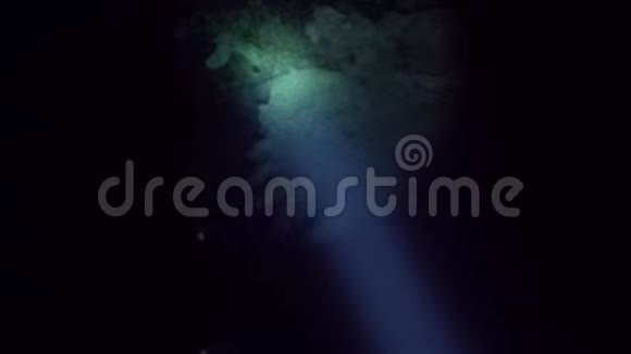 水下岩层或钟乳石知道地狱钟在萨波特克塞诺特墨西哥视频的预览图