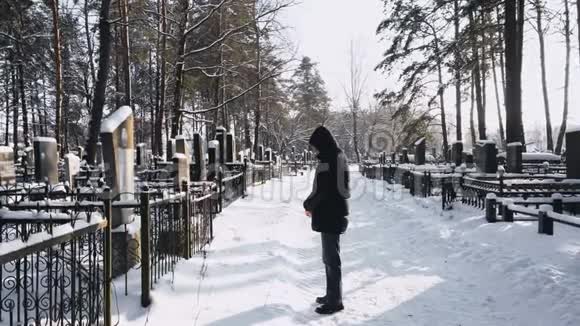 人们在森林的墓地或墓地为死者哀悼或哀悼视频的预览图