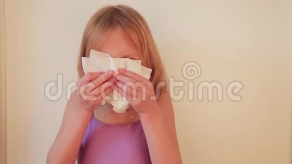 家里有过敏或病毒的可爱小女孩小女孩打鼻子视频的预览图
