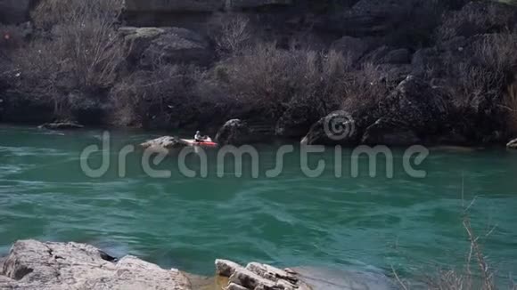 Kayaker在凉爽的山河里在湍急的河流里练习运动视频的预览图