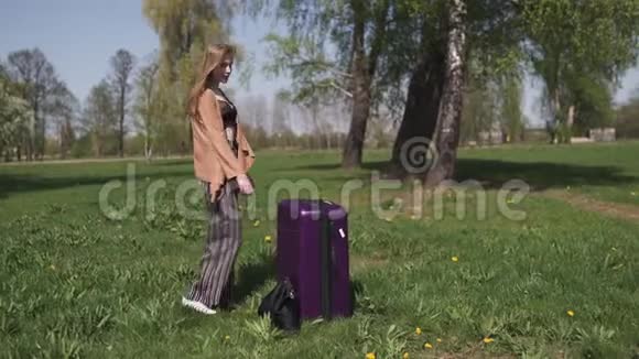 年轻快乐的旅行者来到了新的目的地国家随身携带行李白色的情绪视频的预览图