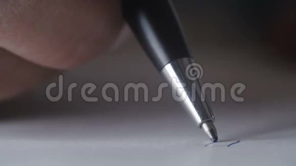 女人用钢笔写字视频的预览图