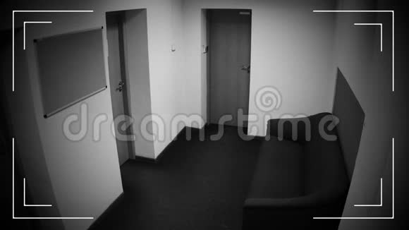 巴拉克拉瓦的人在公司大楼窃听闭路电视摄像机错误的灰色屏幕视频的预览图