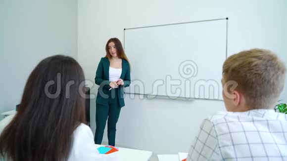 青年教师在教室白板上给学生写字视频的预览图