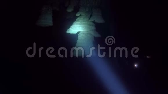 水下岩层或钟乳石知道地狱钟在萨波特克塞诺特墨西哥视频的预览图