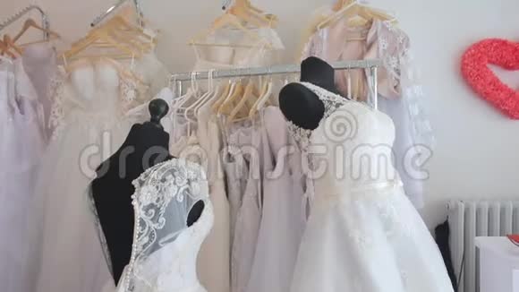 婚纱穿在人体模型上婚纱店视频的预览图
