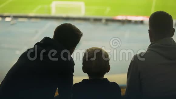 对足球比赛感到紧张的男孩对没进球感到失望视频的预览图