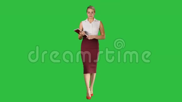 成功的女商人或企业家在绿色屏幕上看她的笔记Chroma键视频的预览图