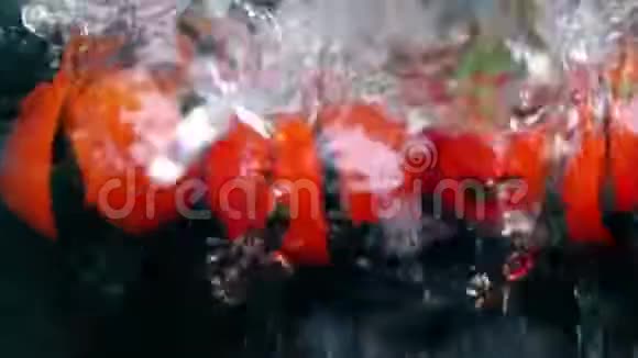 红樱桃西红柿落在水里慢镜头视频的预览图