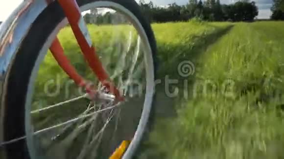 自行车轮骑在草地上视频的预览图