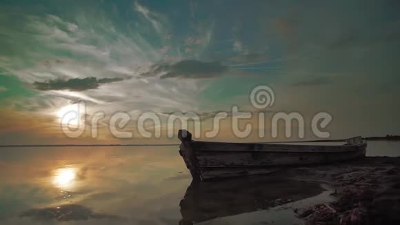 日落夏景湖上的旧木船视频的预览图