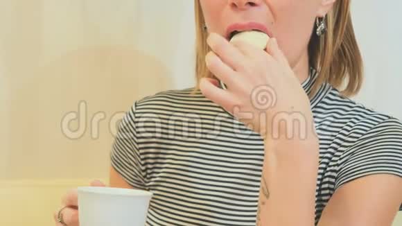女人吃甜饼干视频的预览图