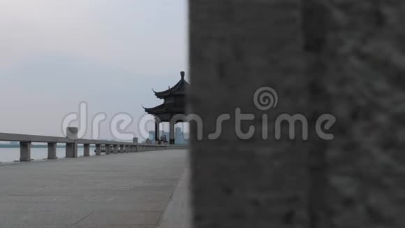 中国古亭在阴天苏州金鸡湖视频的预览图