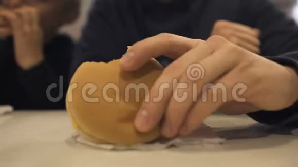 父亲和儿子吃三明治垃圾食品对儿童健康的有害影响视频的预览图