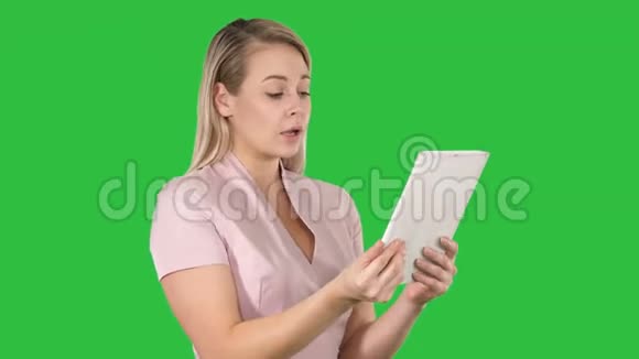 快乐的女人通过视频通话聊天使用绿色屏幕上的平板电脑Chroma键视频的预览图