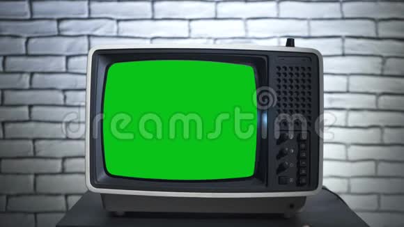 打开带绿色屏幕的旧电视视频的预览图