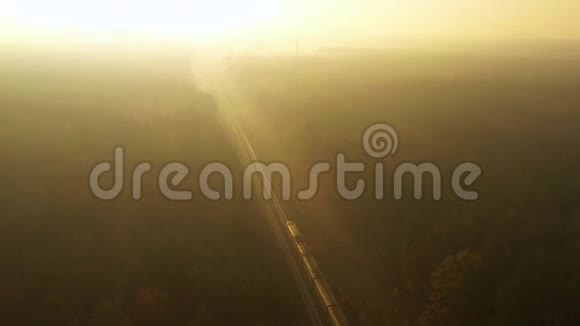 火车穿过秋天的雾林走向黎明4k无人驾驶飞机视图视频的预览图