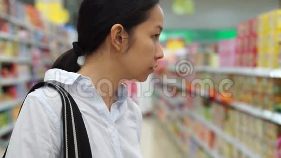泰国曼谷2015年4月亚洲女孩在超市里散步寻找和购物小吃视频的预览图