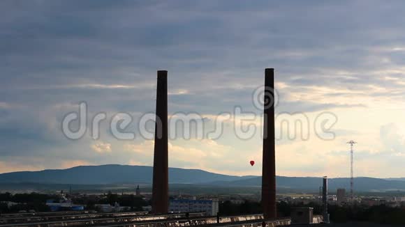 CeskeBudejovice市日落时分老铸造厂和热空气气球捷克共和国视频的预览图