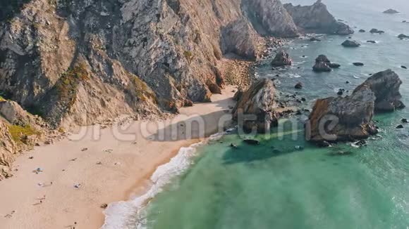 4K航空无人机镜头美丽的普拉亚达乌尔萨海滩在锡特拉葡萄牙日落黄金时间的灯光视频的预览图