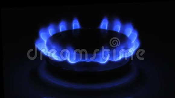 气的蓝色火焰的出现黑色背景的煤气炉视频的预览图