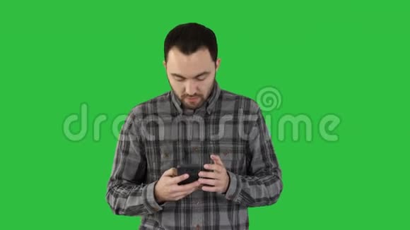 压力很大的年轻人对他在绿色屏幕上看到的手机感到震惊震惊和不安视频的预览图