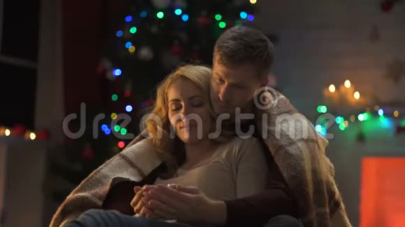 温柔的一对夫妇一起过圣诞节男人用手拉着女士们的手亲吻她视频的预览图