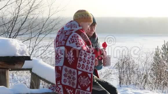 一男一女在街上喝咖啡寒冷的冬日热饮温暖双手视频的预览图