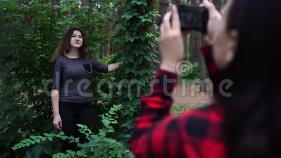 为森林里的女摄影师摆姿势视频的预览图