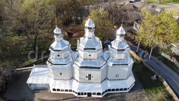 飞越乌克兰正统哥萨克旧木教堂空中无人机射击视频的预览图