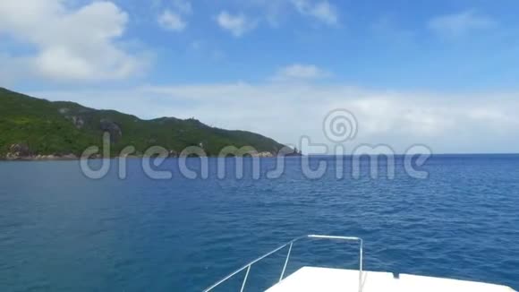 从船上看马河岛和印度洋塞舌尔视频的预览图