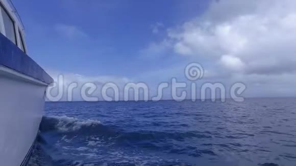 从船上看到印度洋和天空塞舌尔视频的预览图