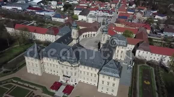位于德国城市中部的历史宫殿鸟瞰4k视频的预览图