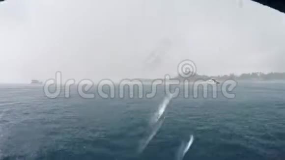 在暴风雨的海面上下雨视频的预览图