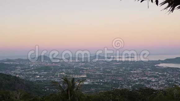日落黄金时间普吉热带岛屿城市景观视频的预览图