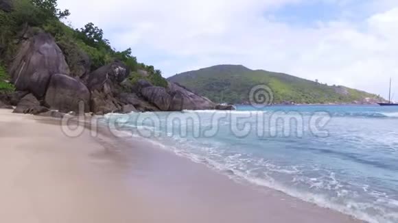 在塞舌尔马河岛的AnseDuRiz海滩散步1视频的预览图