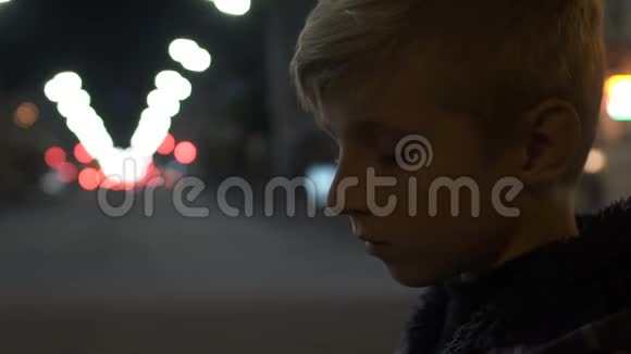 无助的孩子独自站在大城市街道上艰难的童年和贫穷视频的预览图