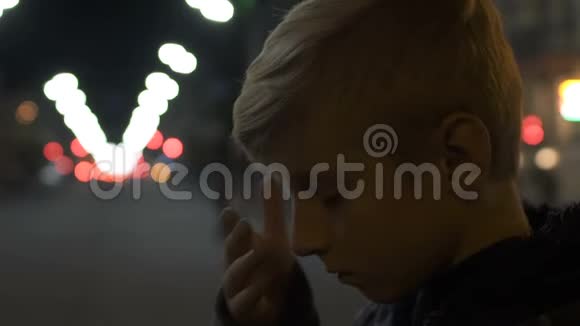 令人沮丧的孤独男孩哭泣独自站在大城市抑郁和欺凌视频的预览图