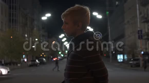 伤心地错过了站在街上的孩子迷失在大城市警察巡逻搜索慢车视频的预览图